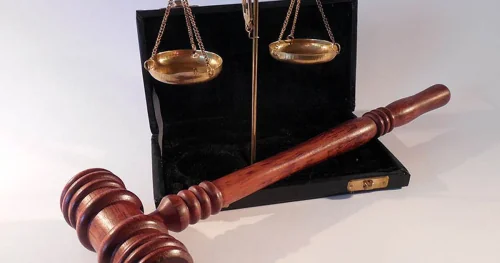 Áp dụng pháp luật giải quyết tranh chấp hợp đồng kinh doanh, thương mại